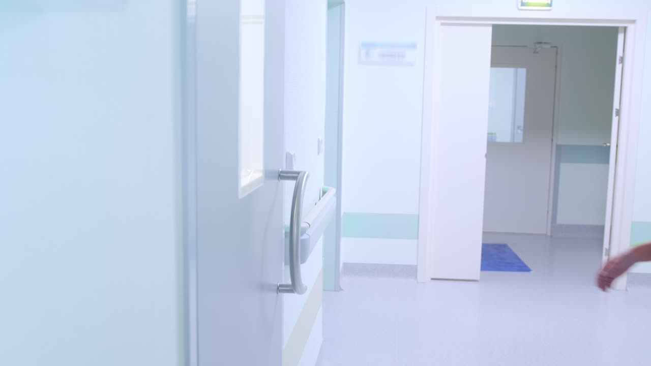 Hastane Koridorunda Sağlık Personeli