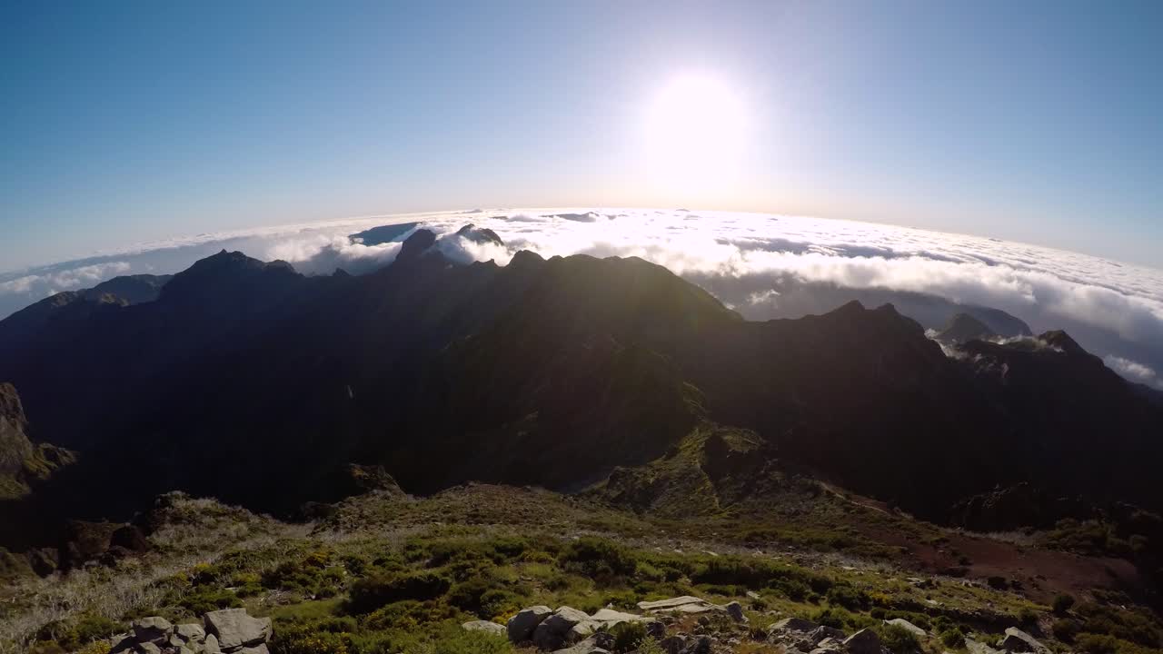 hermosas nubes rodando sobre los picos de las montañas de madeira, portugal con la puesta de sol en el fondo - lapso de tiempo