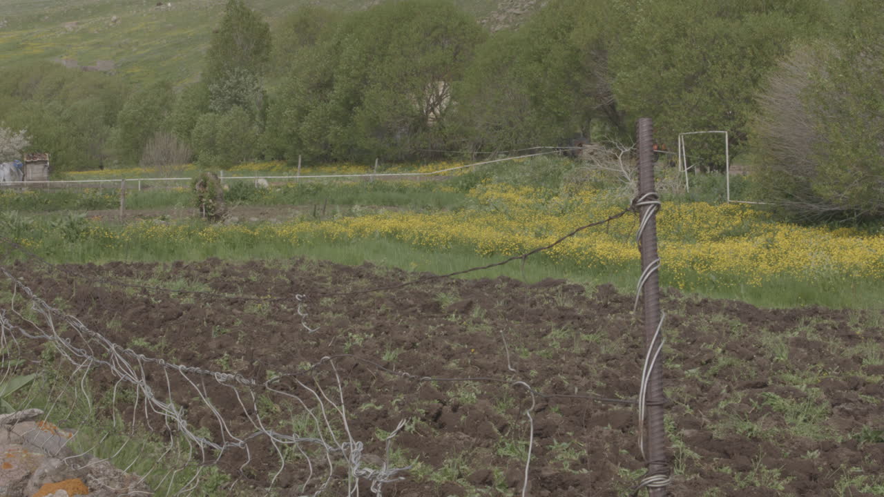 возделанные сельскохозяйственные угодья с работающим фермером на тракторе в