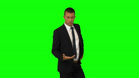 hombre de negocios presentando con la mano