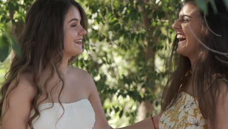 dos mujeres jóvenes felices riendo al aire libre