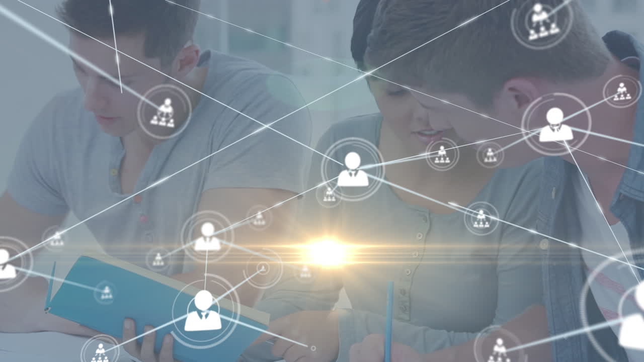 다양한 비즈니스 사람들과 대화하는 아이콘과 연결 네트워크의 애니메이션