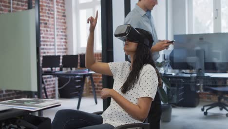 mujer usando auriculares vr en la oficina