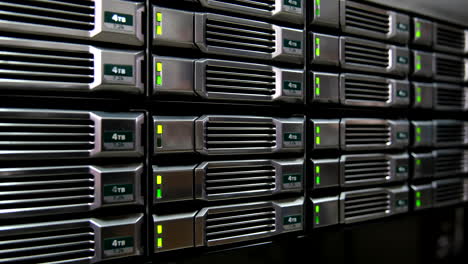primer plano de discos duros de 4 tb en un rack de servidor