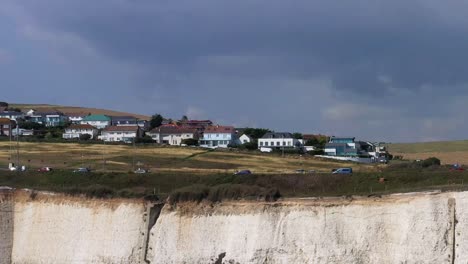 toma aérea de turistas que usan la carretera costera a259 cerca de brighton, reino unido, con sus infames acantilados blancos