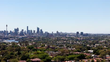 Vista-Del-Puerto:-Vista-Impresionante-De-Un-Bullicioso-Paisaje-Urbano-Más-Allá-De-Las-Tranquilas-Aguas-Azules.