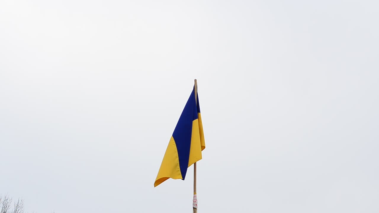 Ripresa di una bandiera. Bandiera ucraina e cielo