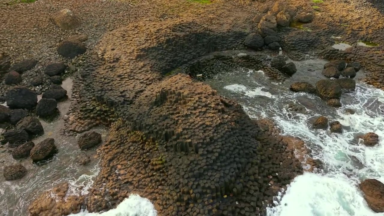 Video aereo 4K 60FPS in senso antiorario della Giant's Causeway a Bushmills, Contea di Antrim nell'Irlanda del Nord, Regno Unito. Prodotto in 3840x2160 e con colore Rec709