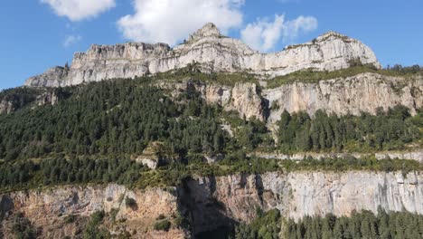 vistas aéreas de una cordillera con un valle en los pirineos españoles, cerca de huesca