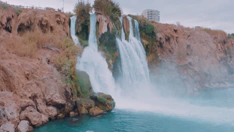 majestuosa cascada en un paisaje rocoso