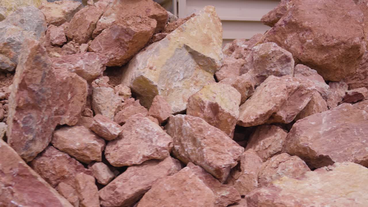 grandes fragmentos de arenisca roja en pila, fábrica de procesamiento de roca, chequia