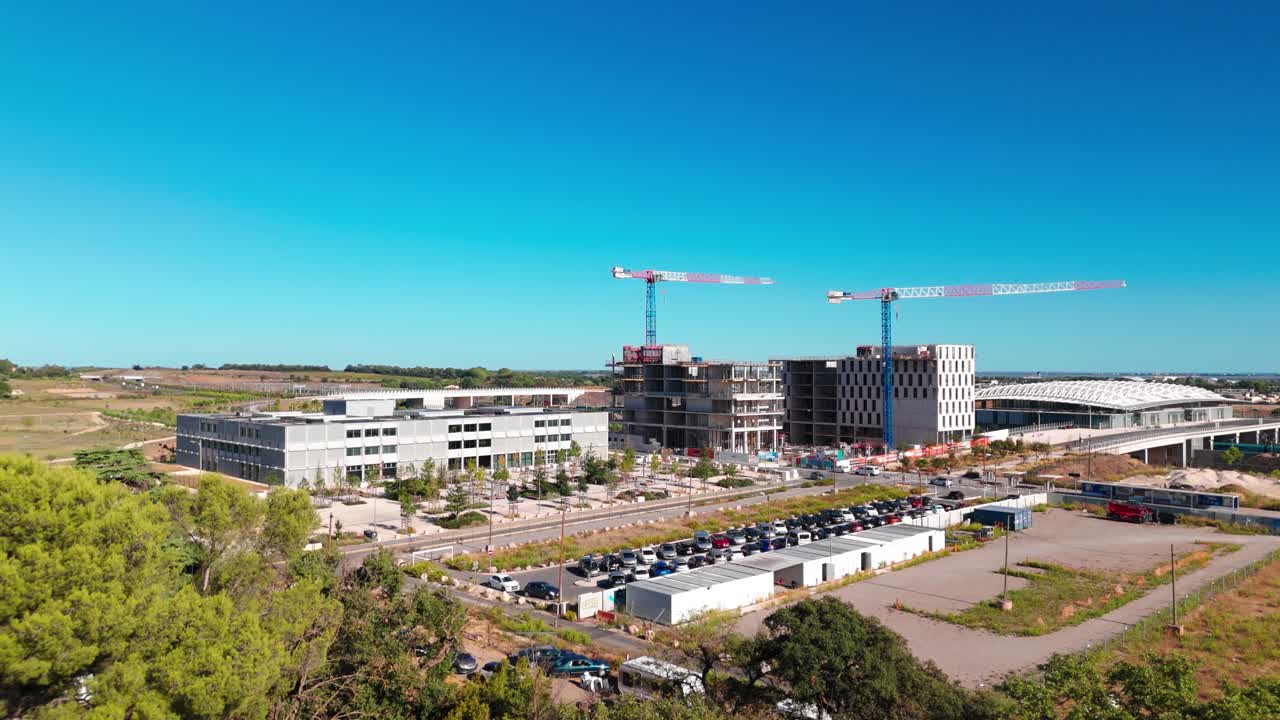 vista aérea sobre la parte sur de la ciudad de montpellier con edificios de oficinas y vista de construcción con grúas