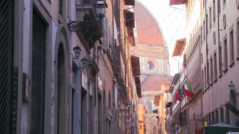 Una-Hermosa-Cúpula-De-La-Catedral-Se-Cierne-Sobre-Las-Calles-De-La-Ciudad-De-Florencia,-Italia-1