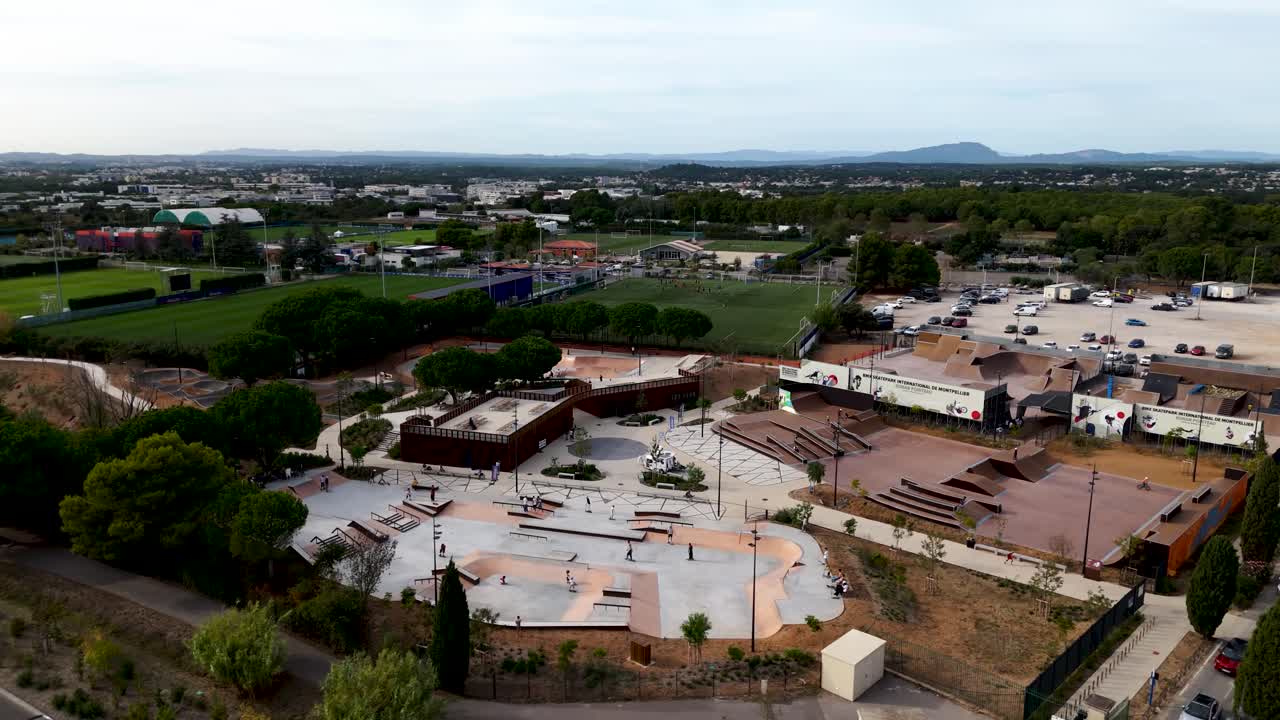 panorámica aérea del parque de patinaje de grammont en montpellier, francia