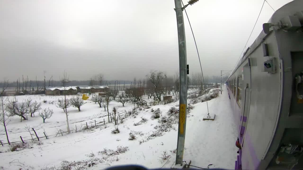 индийское железнодорожное путешествие со снегопадом в кашмирской долине, шри-нагар, бадгам, банихал, железнодорожная станция анантнаг