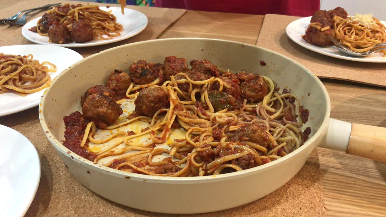 pasta de espaguetis con albóndigas y salsa boloñesa