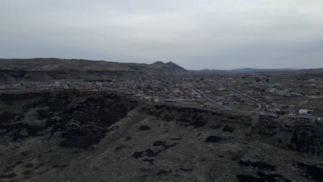 La-Verkin,-Utah-on-the-edge-of-a-cliff---aerial-flyover