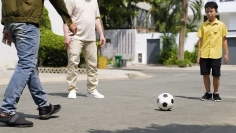 hombres asiáticos y chicos divirtiéndose al aire libre