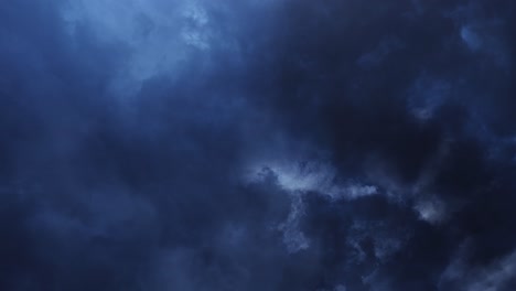 Gewitterzeitraffer-In-Dunklen-Wolken-Am-Himmel
