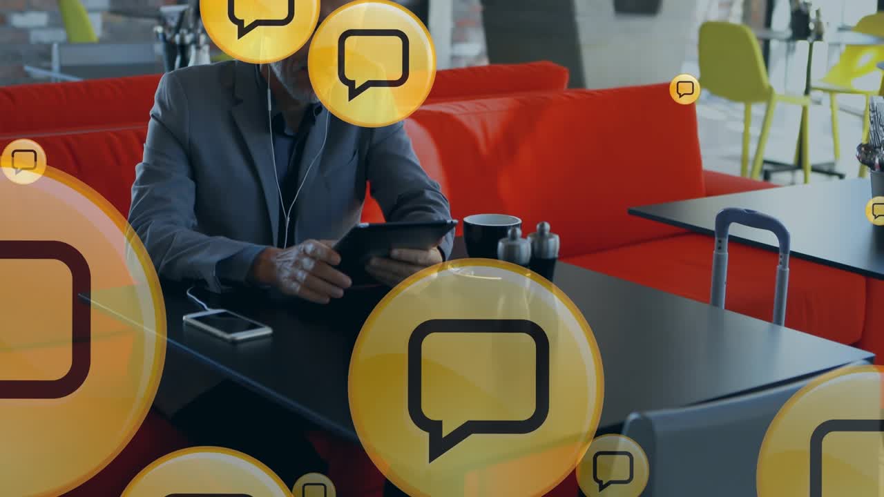 Animação de ícones de mídia sobre um empresário caucasiano utilizando um smartphone.