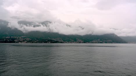 Pueblos-Repartidos-A-Lo-Largo-De-Las-Orillas-Del-Lago-Iseo,-Italia