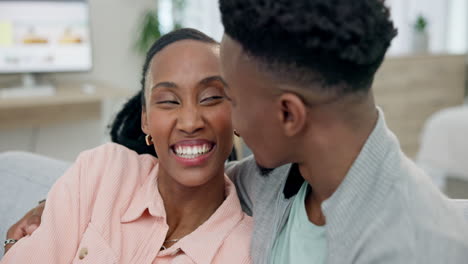 Pareja,-Gente-Negra-Y-Reír-Con-Abrazo-En-Casa