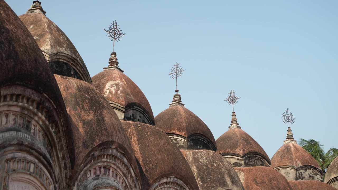 Questo luogo è chiamato "108 Templi di Shiva" perché è composto da 108 templi di Shiva. Si trova a Kalna, nel distretto di Bardwan, nel Bengala Occidentale.