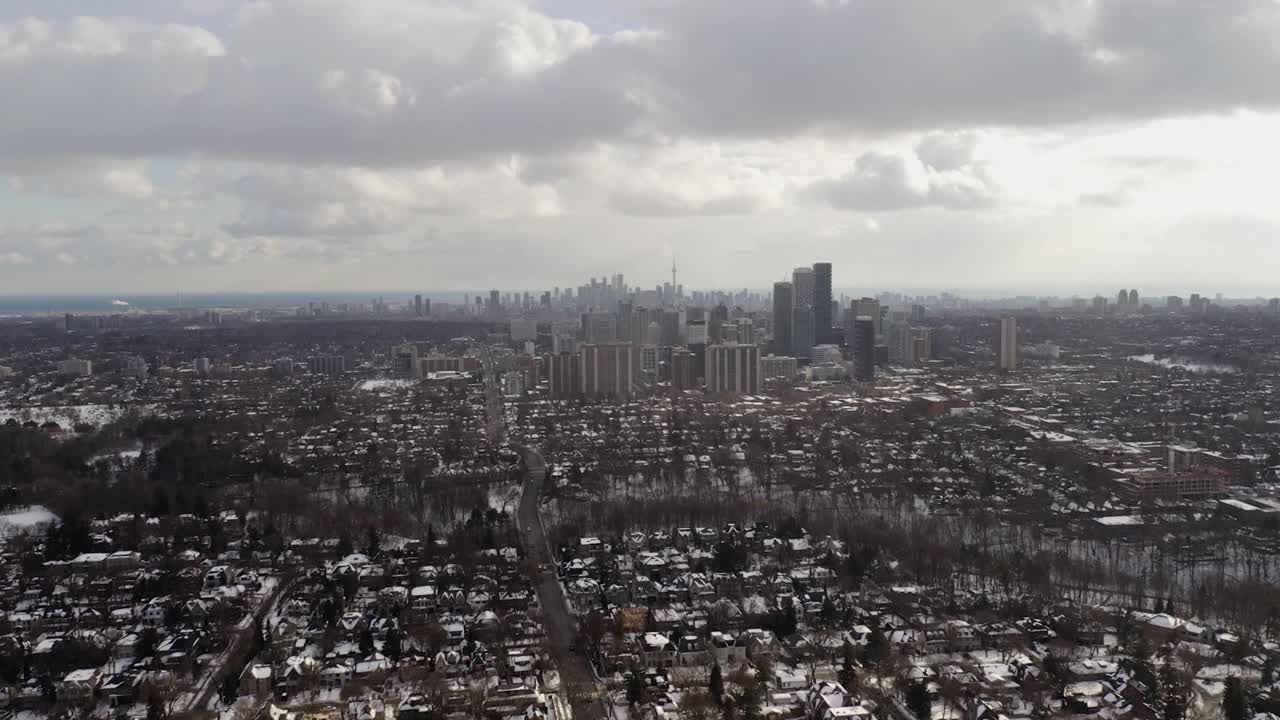 로렌스 공원에서 토론토 스카이라인