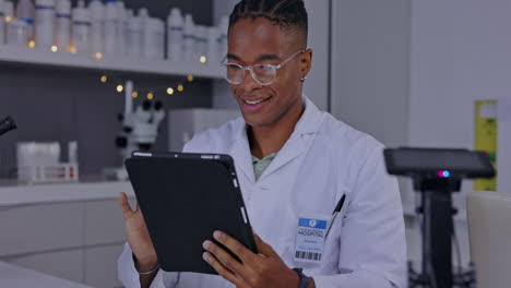 hombre de la ciencia, tableta y investigación de laboratorio en la noche