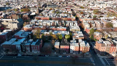 Antenne-Der-Wohnstunden-Der-Amerikanischen-Stadt-Während-Des-Goldenen-Magischen-Stundenlichts