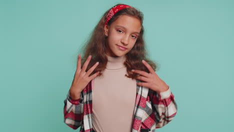 Alegre-Y-Encantadora-Joven-Adolescente-Niña-Sonriendo,-Mirando-La-Cámara-Sobre-Fondo-Azul-Del-Estudio