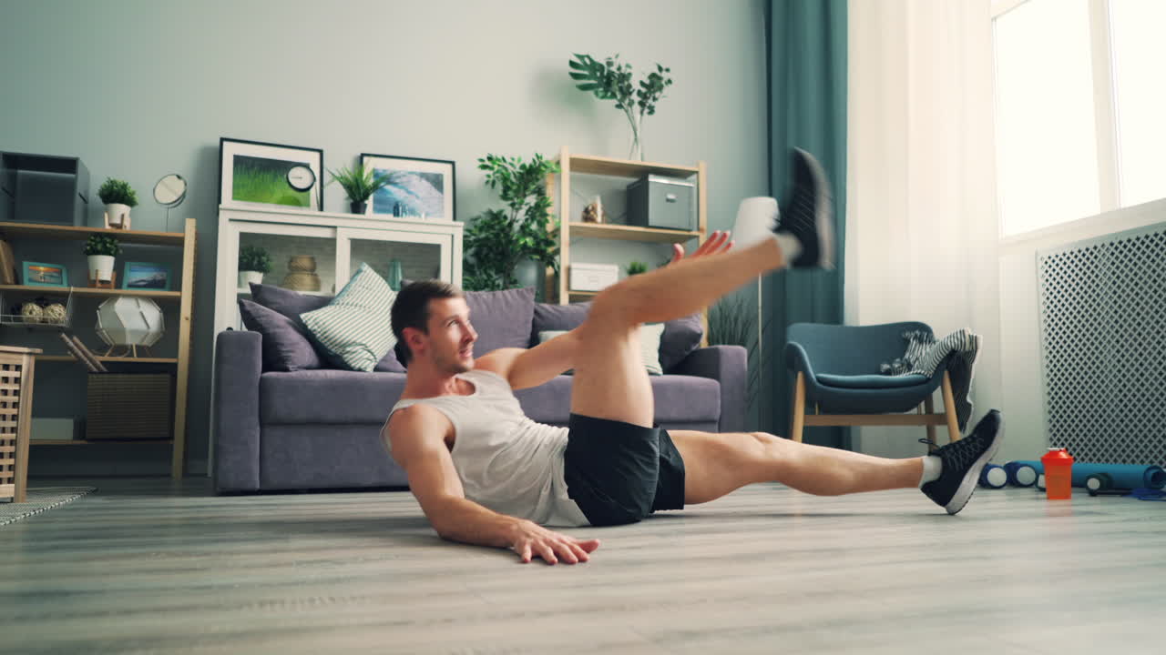 Uomo che fa allenamento addominali a casa