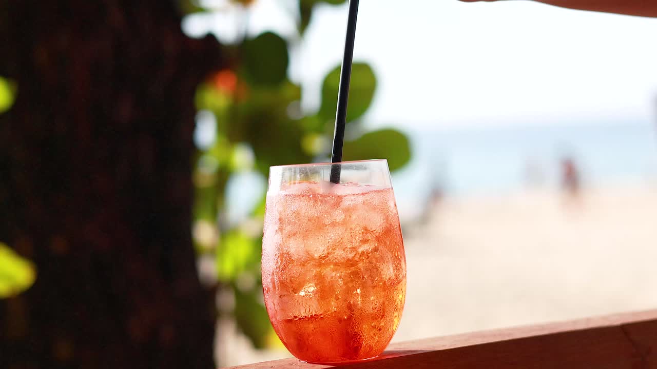 Bevanda rinfrescante gustata in riva al mare