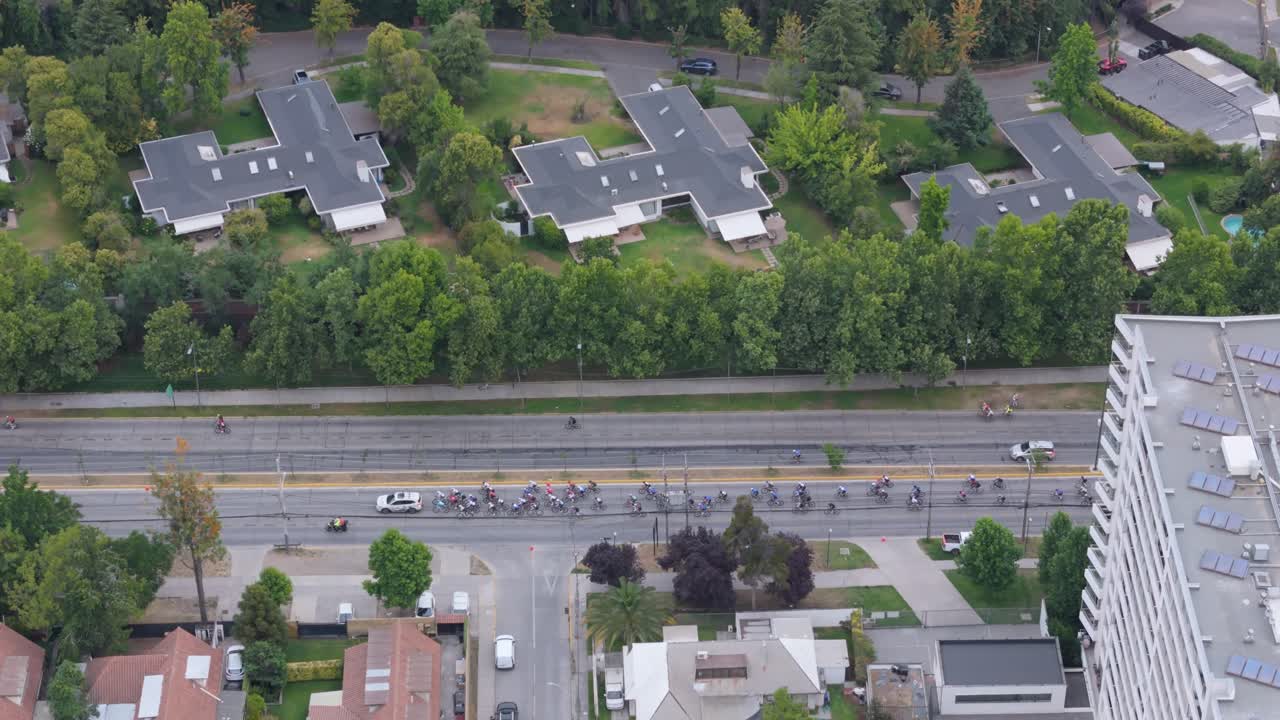pedaleando a través de la naturaleza y los hogares urbanos. lo barnechea, chile