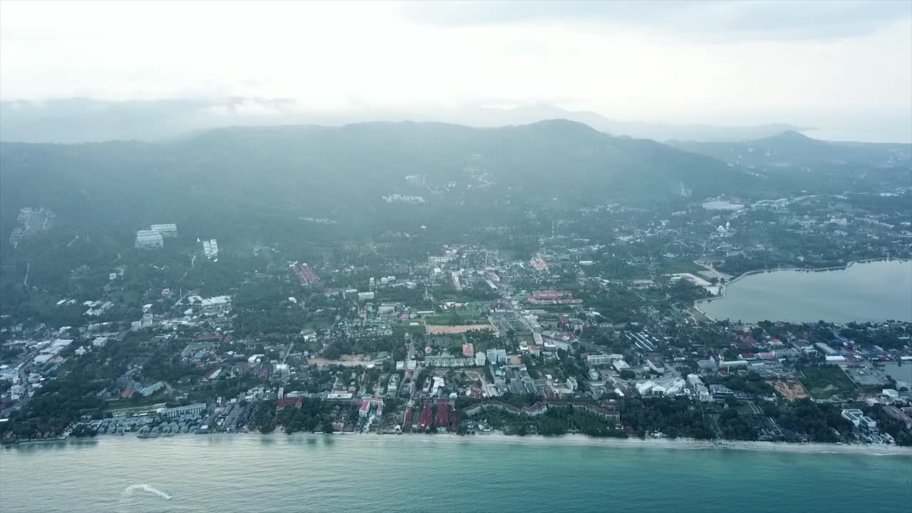 vista aérea de una ciudad costera en tailandia