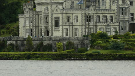 revelar el castillo irlandés de la abadía de kylemore en connemara, condado de galway, irlanda