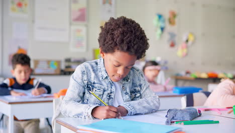 Lächeln,-Bildung-Und-Schreiben-Mit-Jungen-Im-Klassenzimmer