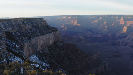 Schneebedeckte-Berge-Und-Bäume-über-Dem-Shoshone-Point-Des-Majestätischen-Grand-Canyon,-USA