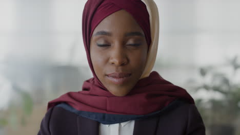 Nahaufnahme-Eines-Porträts-Einer-Schönen-Schwarzen-Geschäftsfrau,-Die-Selbstbewusst-Lächelt,-Eine-Professionelle-Afroamerikanische-Muslimische-Frau-Mit-Hijab-Kopftuch-In-Zeitlupe