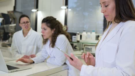 grupo de científicos discutiendo los detalles de la investigación en el laboratorio