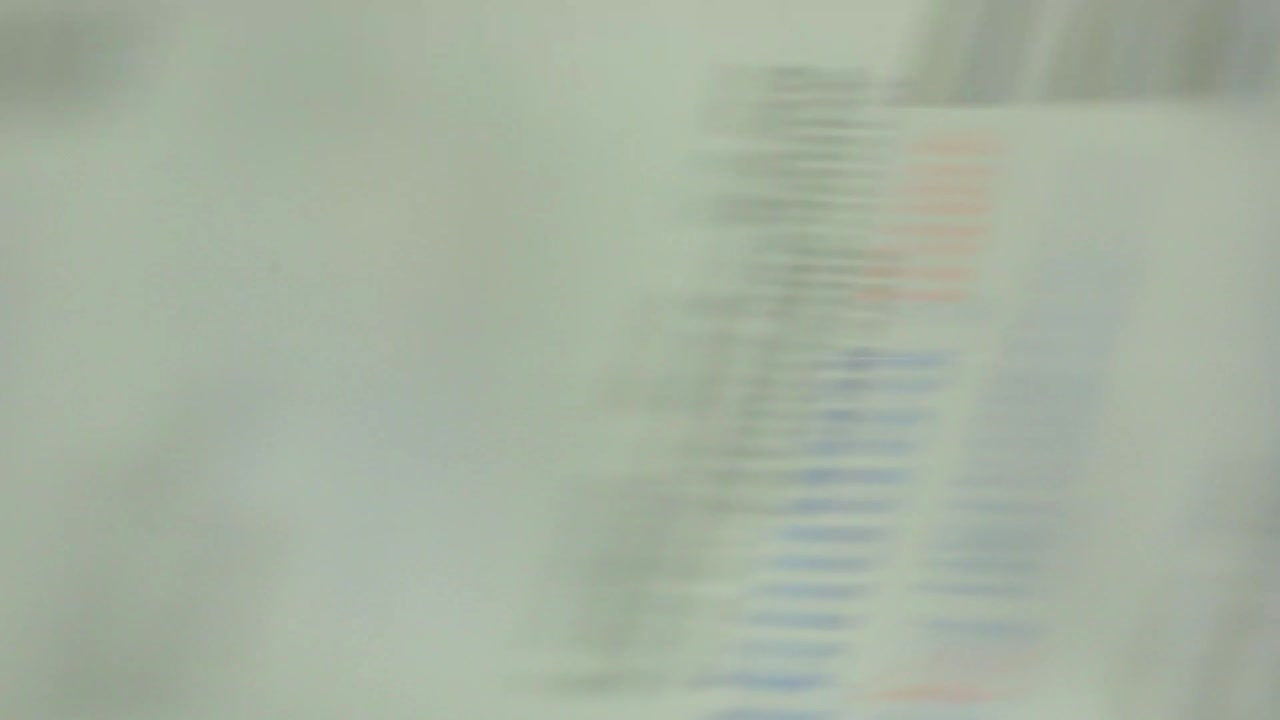 imagen borrosa de la etiqueta de un frasco farmacéutico