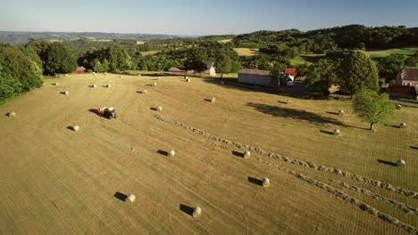vista aérea de un tractor cosechando balas de paja.