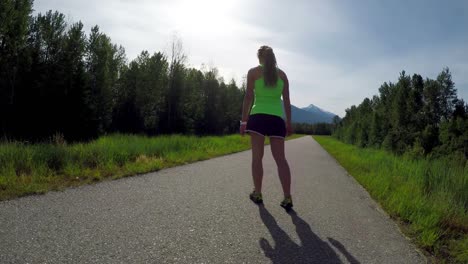 Mujer-En-Forma-Haciendo-Ejercicios-De-Estiramiento-En-La-Carretera-4k