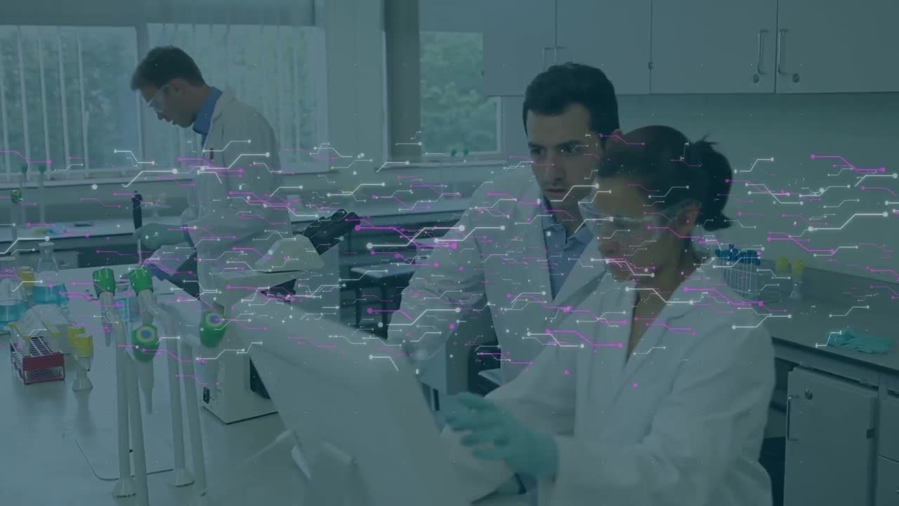 animación del procesamiento de datos científicos sobre tres científicos caucásicos en el laboratorio