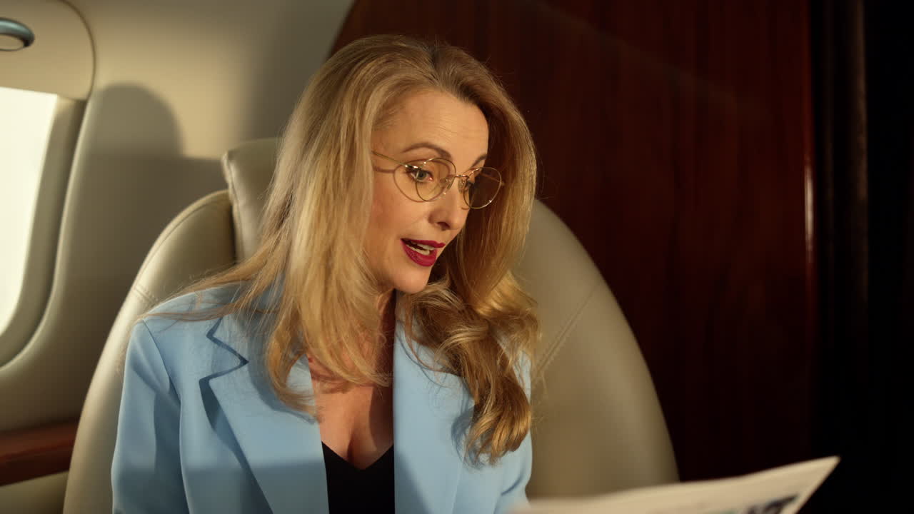 ⁇ 빛 클로즈업에서 성공적으로 비행하는 여인 신문을 읽는 편안한 여성