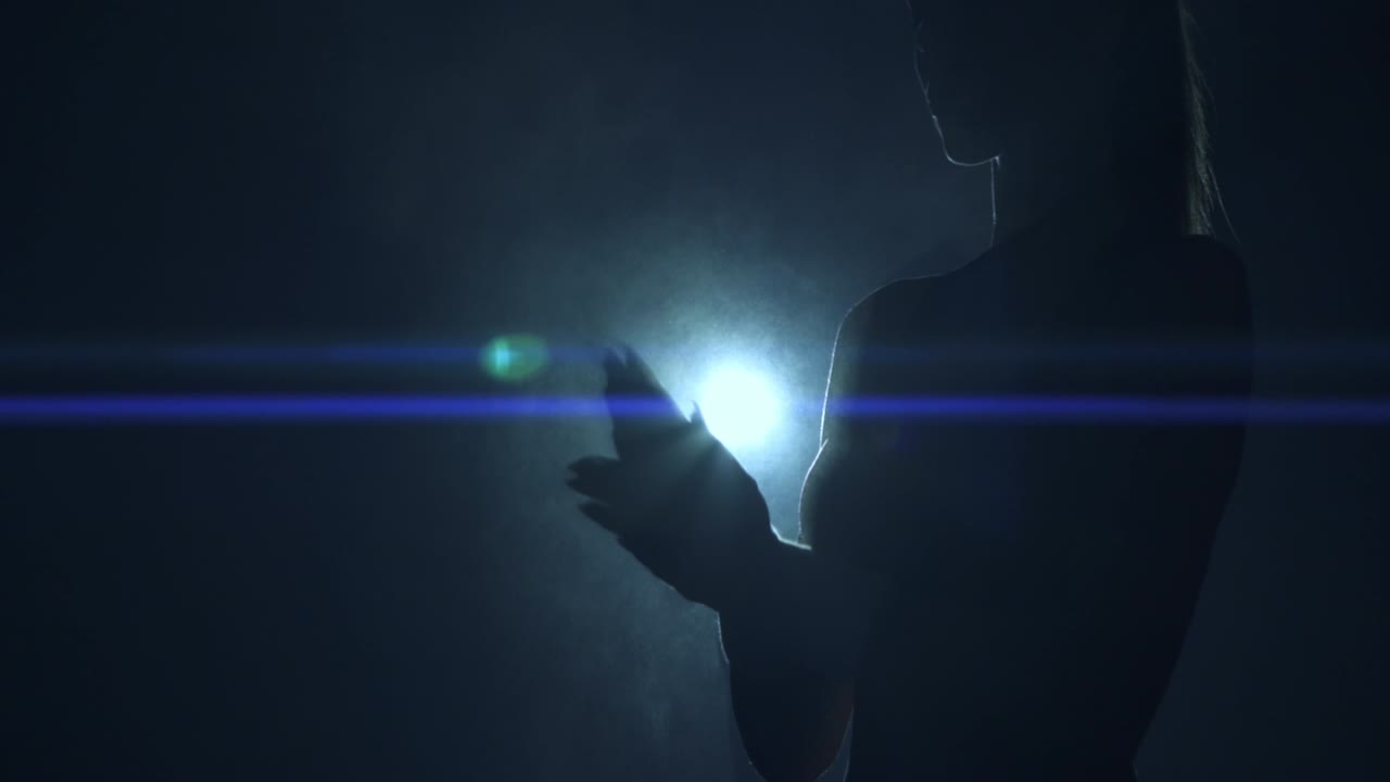 la mujer de fitness se prepara para levantar una barra