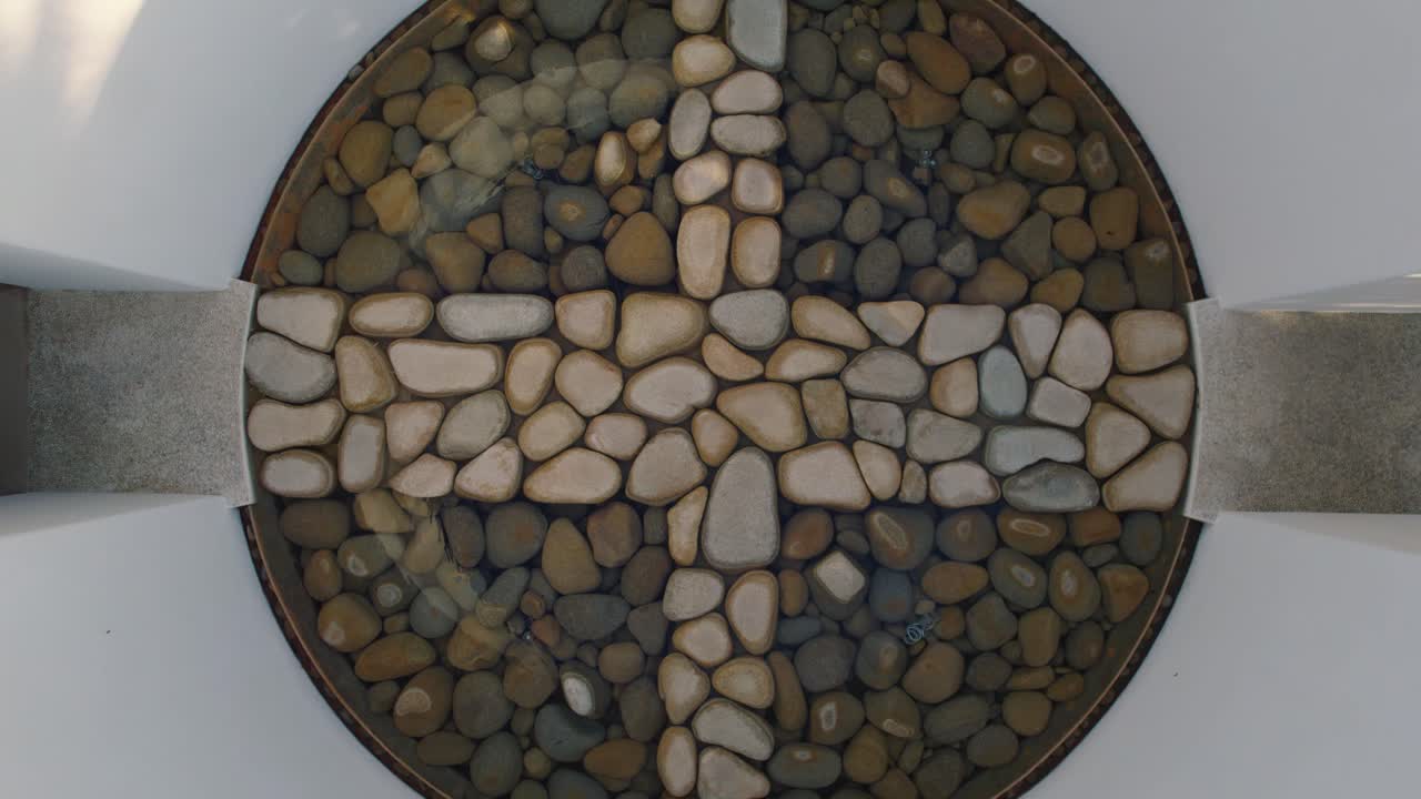 멕시코 후아 ⁇ 코 의 매혹적 인 해안선 에 위치한 고급스러운 빌라 의 건축적 세부 사항 을 포착 하는 상승적 인 지역