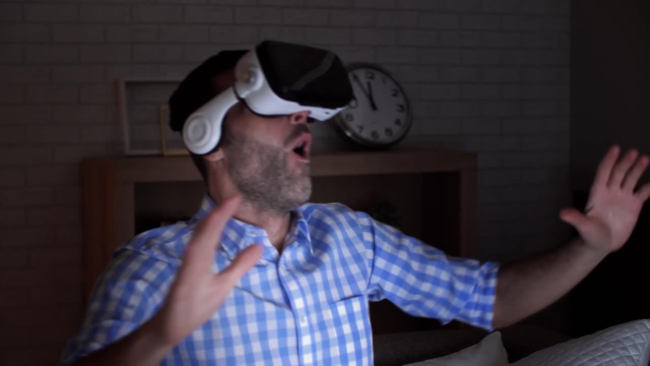 hombre emocionado examinando gafas de realidad virtual por la noche