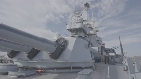 uss 노스 캐롤라이나 전함 총기 탑이 갑판에 있습니다.