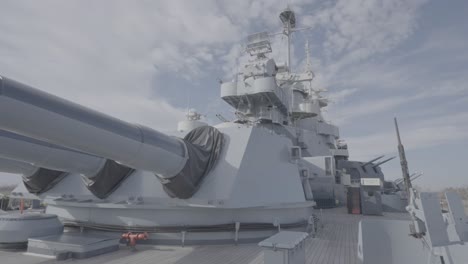 el acorazado uss carolina del norte tiene torretas de armas en la cubierta.